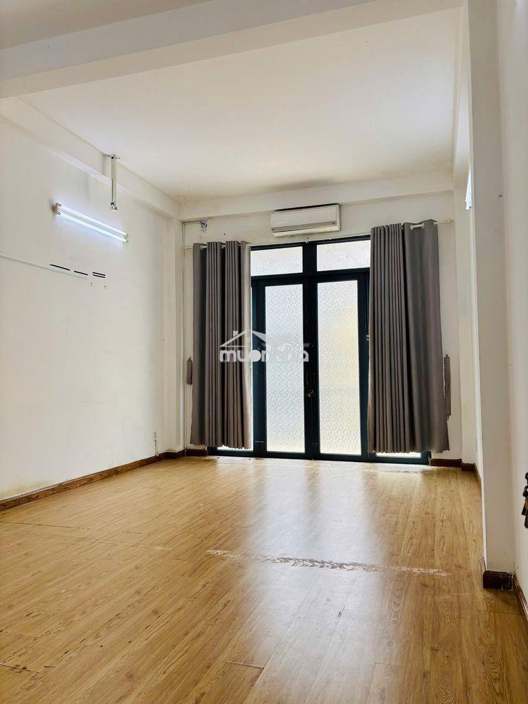 Cho thuê văn phòng rộng 36m2, mặt tiền đường bàu cát 6