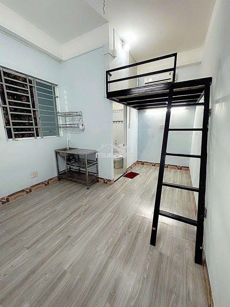 Phòng rộng có phòng ngủ, nội thất, máy lạnh
