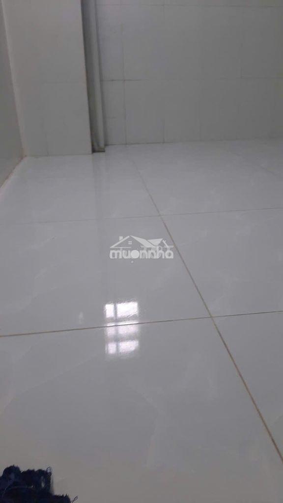 Phòng trọ có gác khu vực quận 4 - giờ giấc tự do - để xe miễn phí - 2
