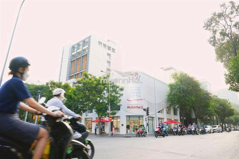 Cho thuê nhà góc 2 mặt tiền – trung tâm quận 1 dt: 20x20 kc: 3 tầng st