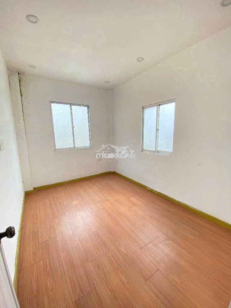 Nguyên căn q4 2 phòng ngủ 3 toilet 2 lầu ở tối đa 4 người 4 xe
