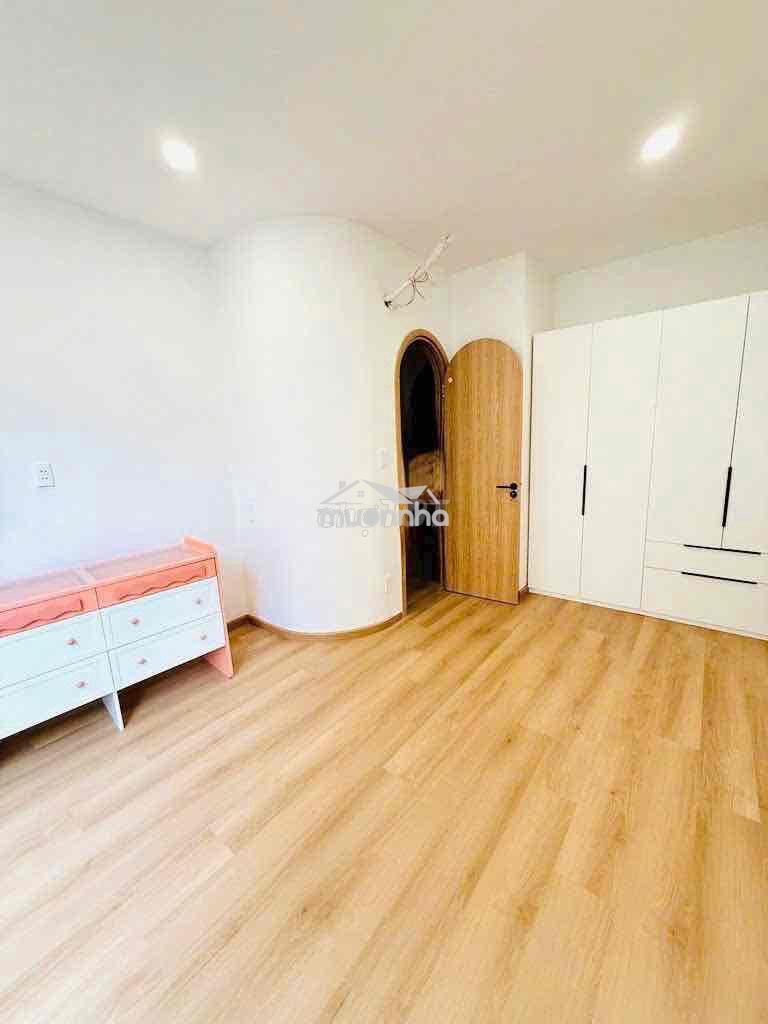 Cho thuê phòng q4 đẹp 20m2 ngay gần đh luật 5tr - 3