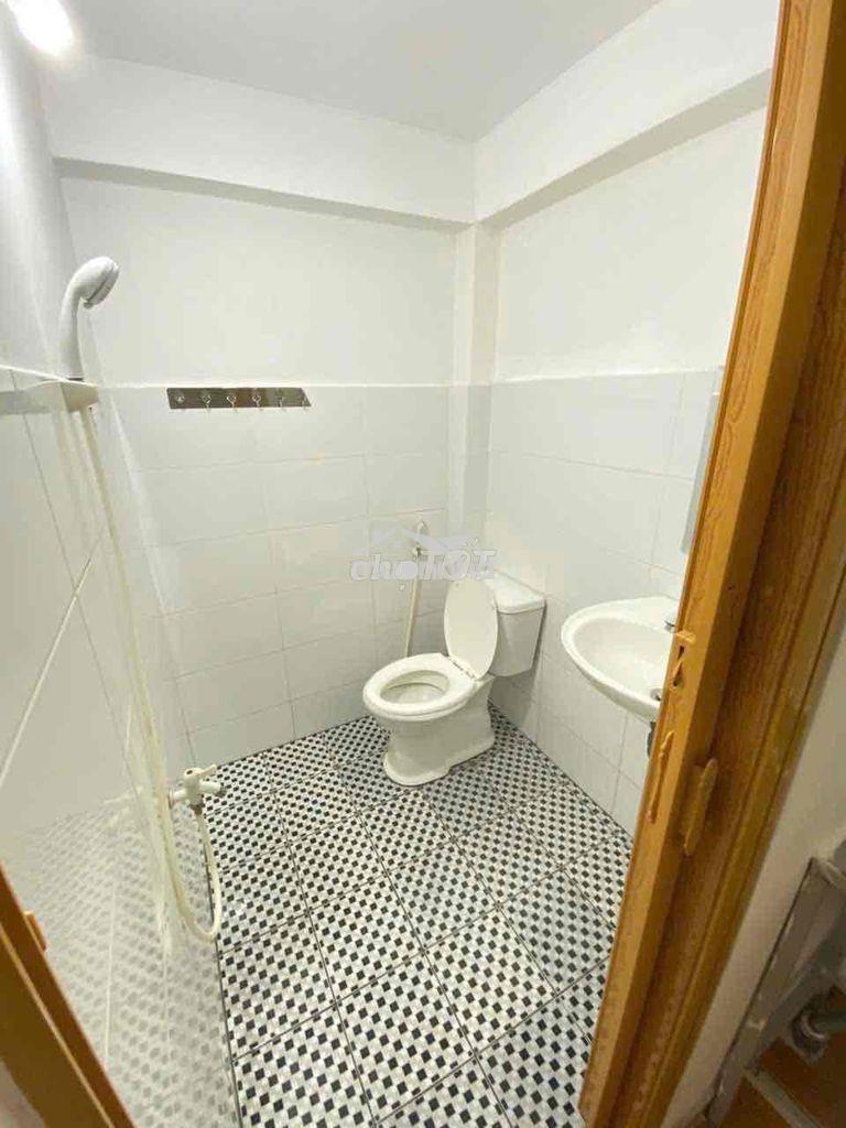 Phòng giá rẻ mặt tiền nguyễn xí cửa sổ trời - 3