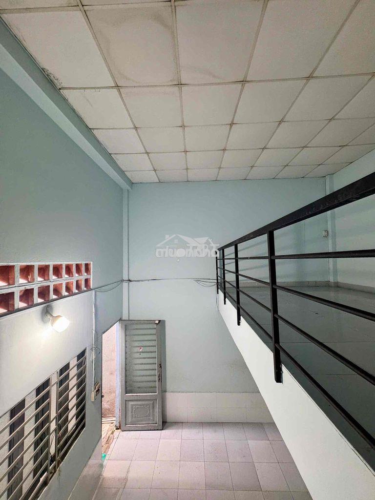 Cho thuê nhà nguyên căn có sân trước nhà gác đúc đứng được 35m2 giá re - 3