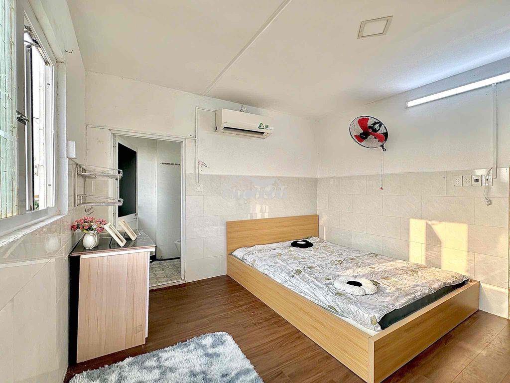 Chính chủ - cửa sổ - ban công - mới khai trương - 2