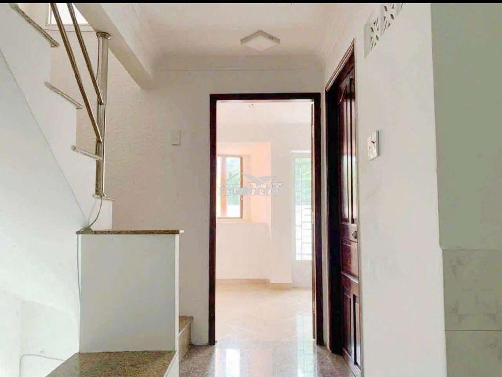 Nhà mới, ôtô có thể đậu trước cửa). 3pn, 3wc. bt - 2