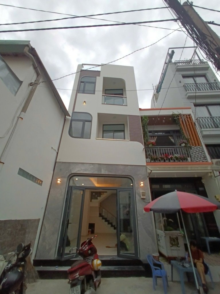 Ngay vòng xoay lê đại hành - bình thới - q.11- dt: 4*13m- 8 tỷ
