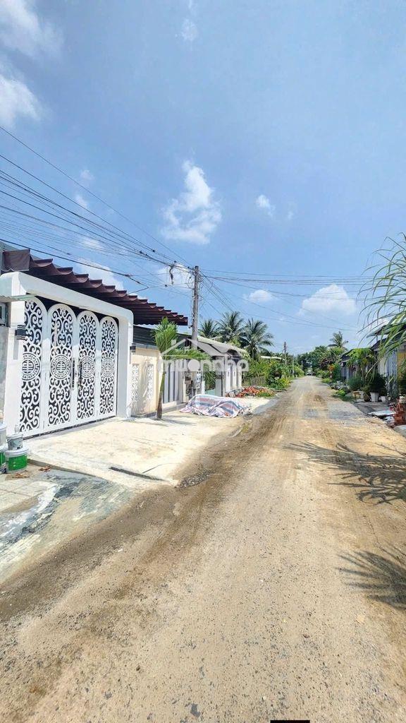 Bán căn nhà mới keng ở 1/ đ. basa - phước hiệp dt:105m2 shr giá 720tr