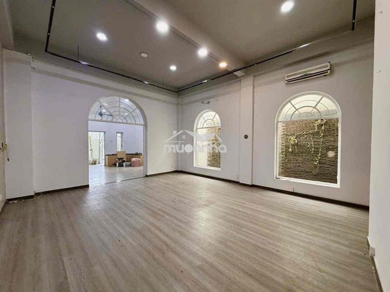 Mbkd mặt tiền hoàng quốc việt gồm sân trước + sàn trống suốt + 2wc