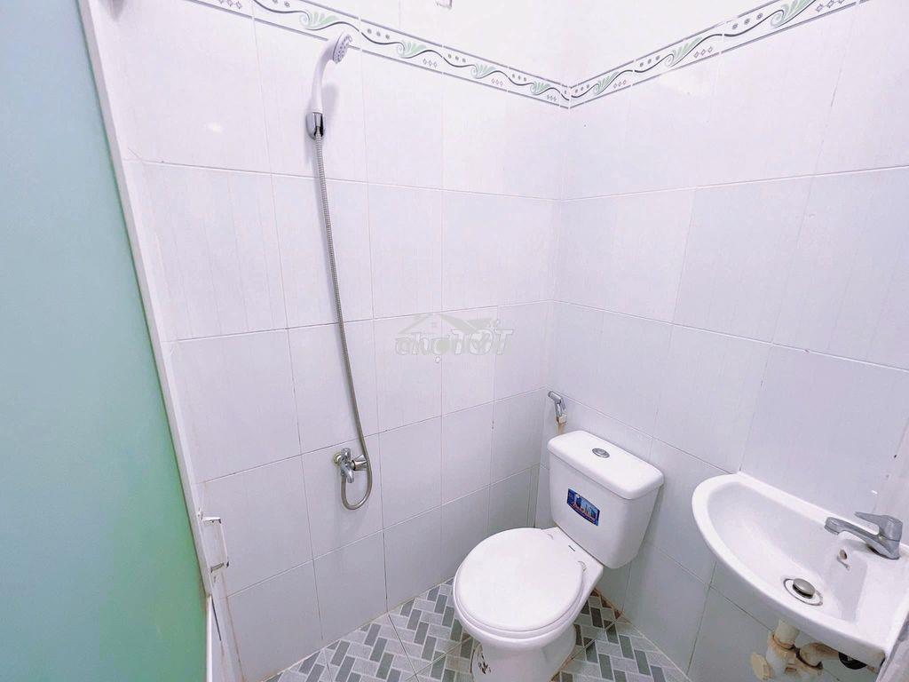 Ban công thoáng mát, máy giặt chung ngay ngân hàng, ngã tư tđ  - 4