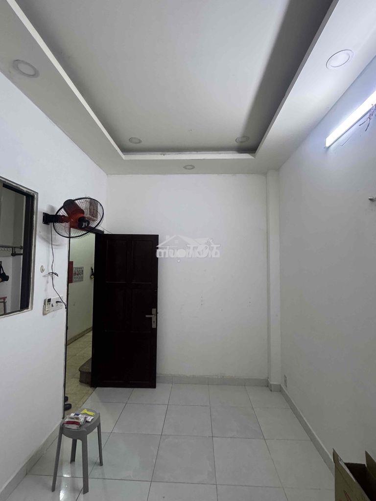 Cho thuê phòng trọ 18m2 mt đường số q4
