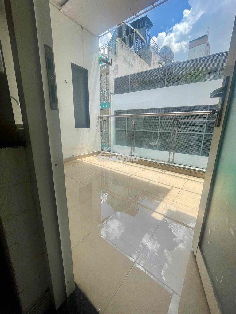 Cần pass nhanh phòng studio ban công, 25m2 tt quận 1. giá 5tr - 3