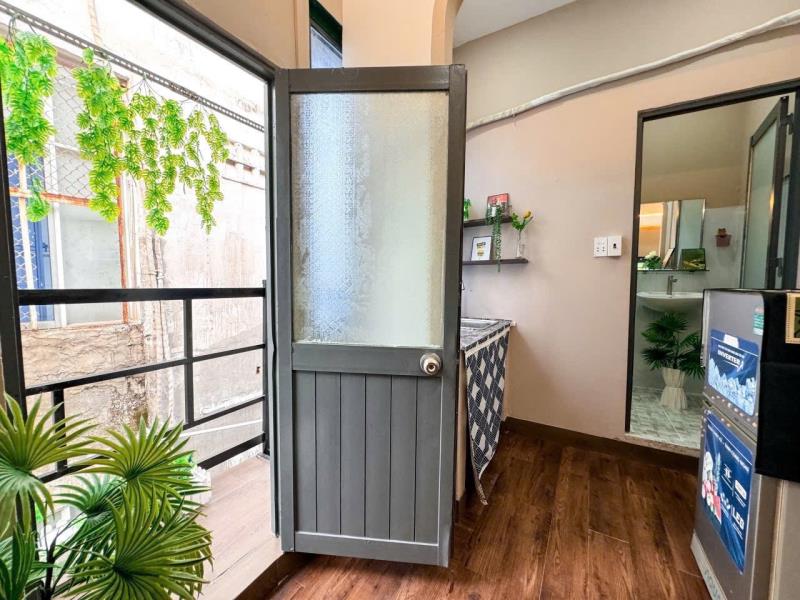 1pn - tách bếp - rộng 30m2 - full nội thất - ban công thoáng - ngay ngã tư hàng xanh  - 4