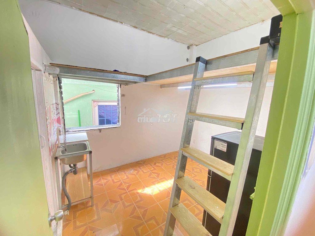Căn nhà 4 người ở gác rộng trần cao cửa sổ thoáng bếp lớn - 2