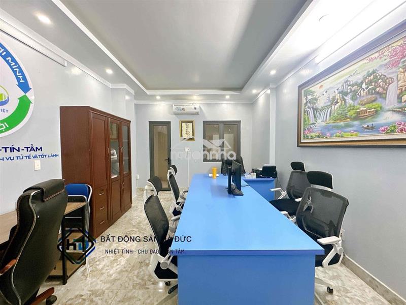 Văn phòng mặt tiền lê thị riêng có ban công