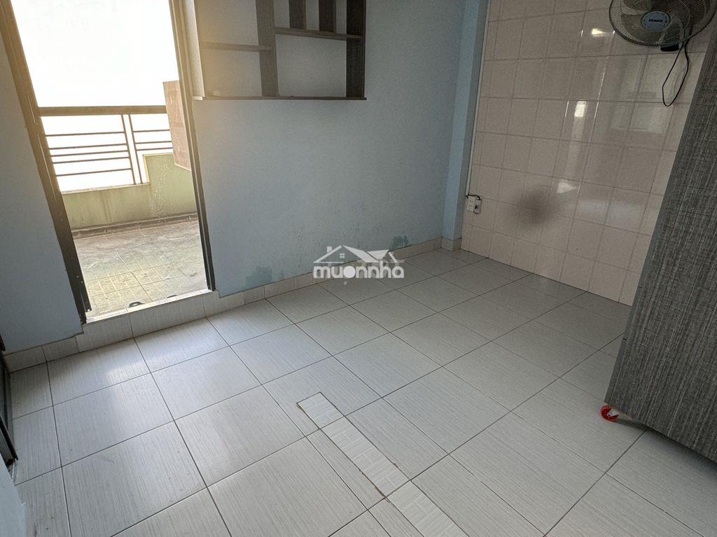 Phòng nguyên hồng, full nội thất, có ban công, lầu 3 - 4