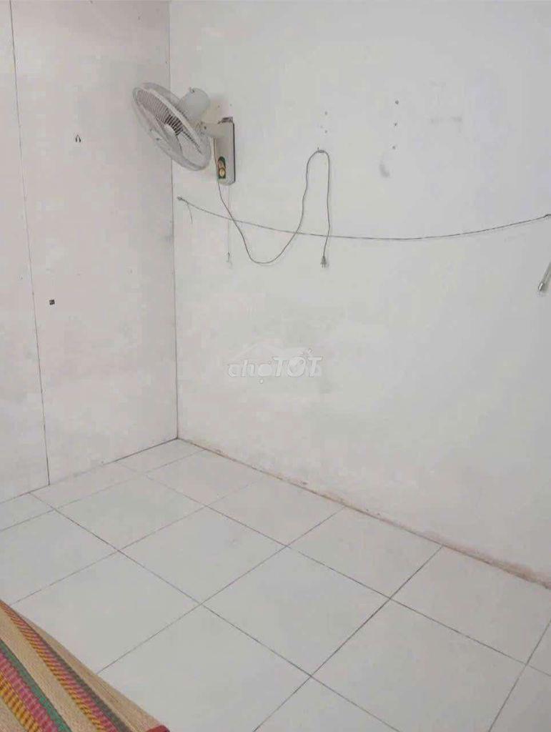 Phòng trọ nhỏ tầng trệt, wc ngoài dùng chung, 1 người 1 xe,gtd