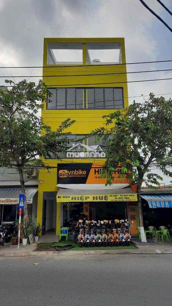 Cho thuê mặt bằng trệt- lầu 1, lầu 2, sân thượng tòa nhà màu vàng phư