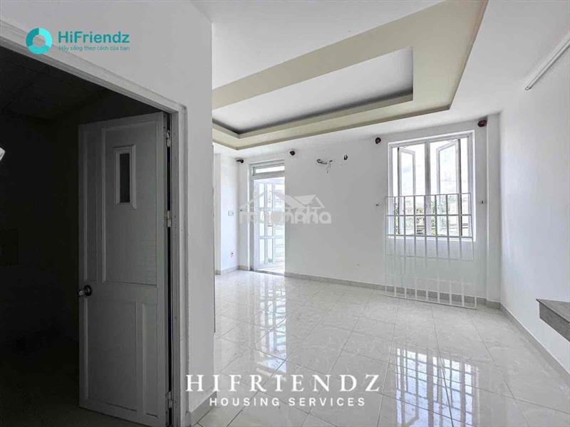 Studio ban công - trống sẵn - gần ueh, vhu sẵn máy lạnh