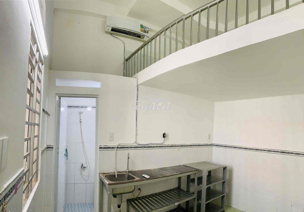 Phòng trọ gác cao 1m6 có máy lạnh cửa sổ thoáng gần đại học ufm quận 7 - 4