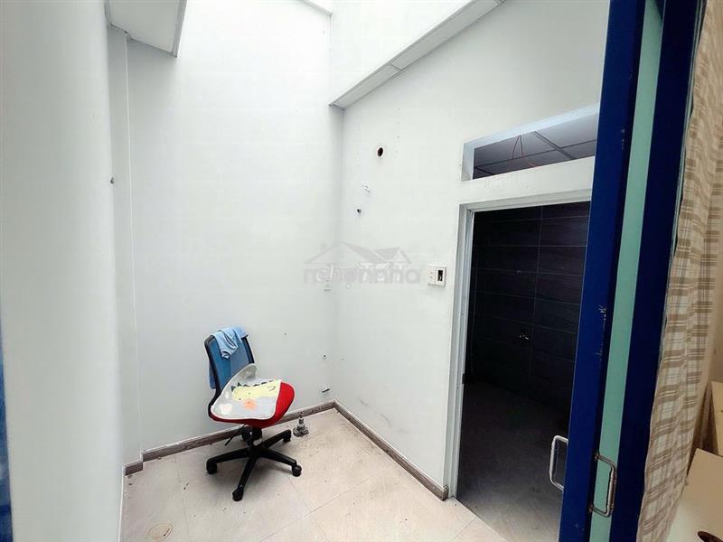 Cho thuê nhà đường thoài ngọc hầu  sát luỹ bán bích : 4 x 21 m đúc 1 l