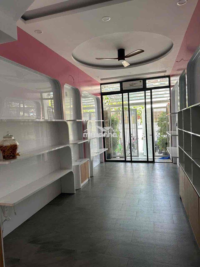 Cho thuê nhà mặt tiền núi thành. nội thất cao cấp