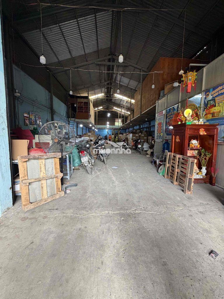 Cho thuê kho 22tr/th dt:10x35 ( có văn phòng , điện 3fa) trần  kho cao