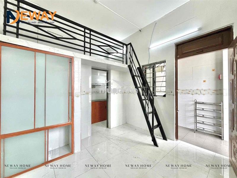 Phòng gác cao giá rẻ ban công ngay sân bay , công viên gia định