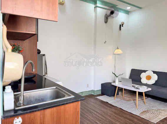 Studio mới, ban công thoáng mát, tác bếp