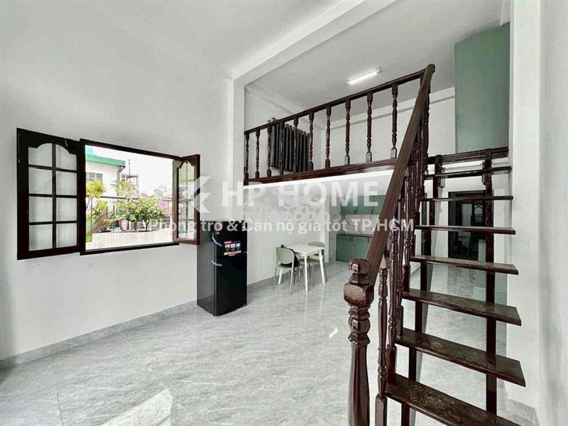 Phòng ban công mới đầy đủ nội thất gần công viên phần mềm quang trung