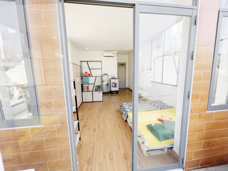 Cho thuê phòng rộng 50m², ban công rộng, máy giặt riêng - gần vlu, iuh, hutech, uef, phan văn trị - Ảnh 2