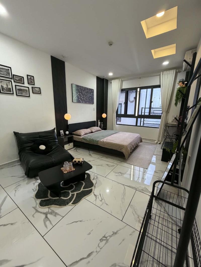 Cho thuê căn hộ studio 1pn tách bếp  phòng trống sẵn đặt tại chu văn an cửa sổ thoáng, full nội thất có tủ lạnh, tv gần hutech, ngoại thương, uef,.. tiện lợi di chuyển qua quận 1, thủ đức