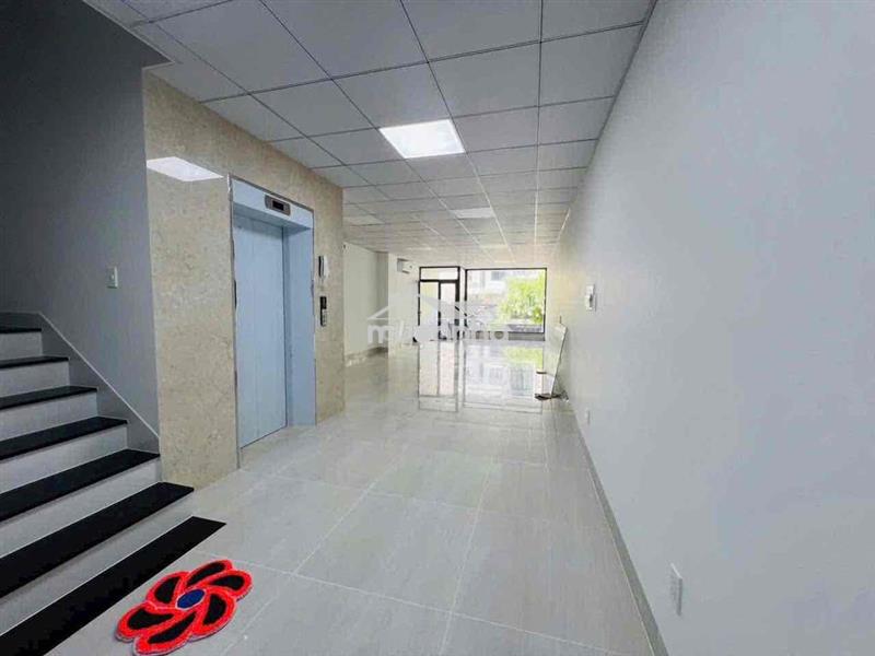 Nhà phố kdc him lam thiết kế sàn trống suốt 5tầng - có thang máy
