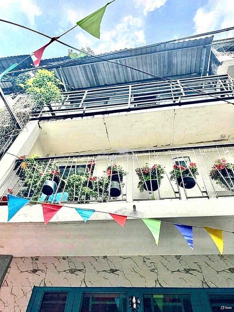 Nhà nguyên căn 2pn gần chợ bà chiểu giá 11tr5