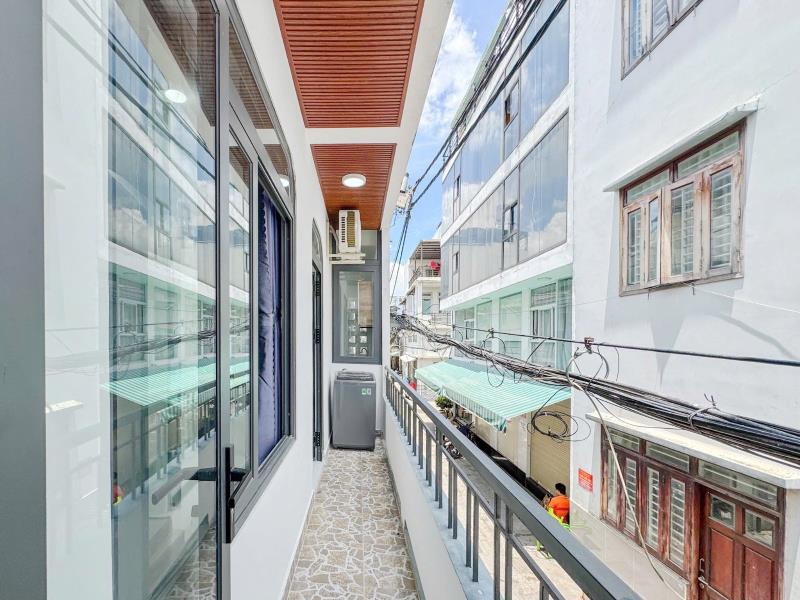 Căn hộ cho thuê có ban công - thuận lợi di chuyển q1,q3 chỉ vài phút - ngay tại lê văn duyệt bình thạnh