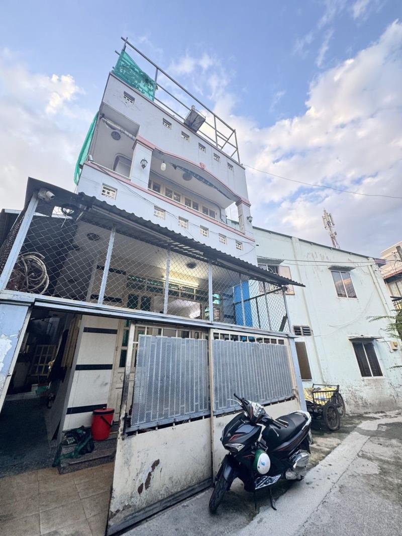 Bán nhà trường thọ thủ đức 110m2 3 tầng 4 phòng ngủ, sân để xe rộng, sân thượng, hẻm thông, gần chợ thủ đức