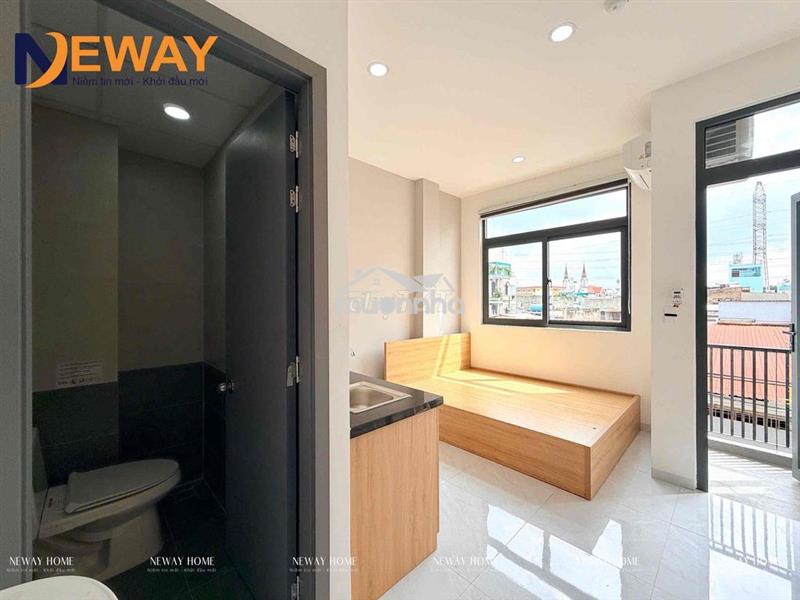 Khai trương phòng mới xây ban công ngay ngã tư gò mây