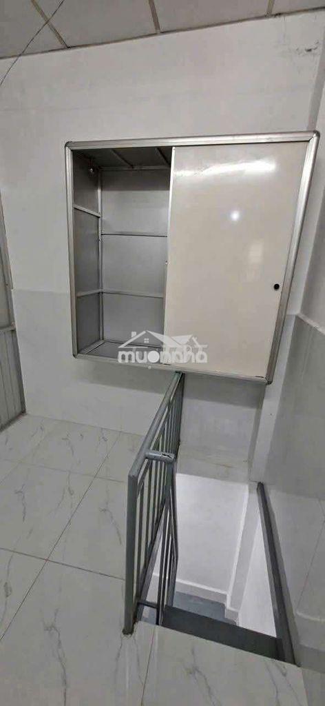Nhà sạch sẻ có máy lạnh và quạt vô ở liền  - Ảnh 3