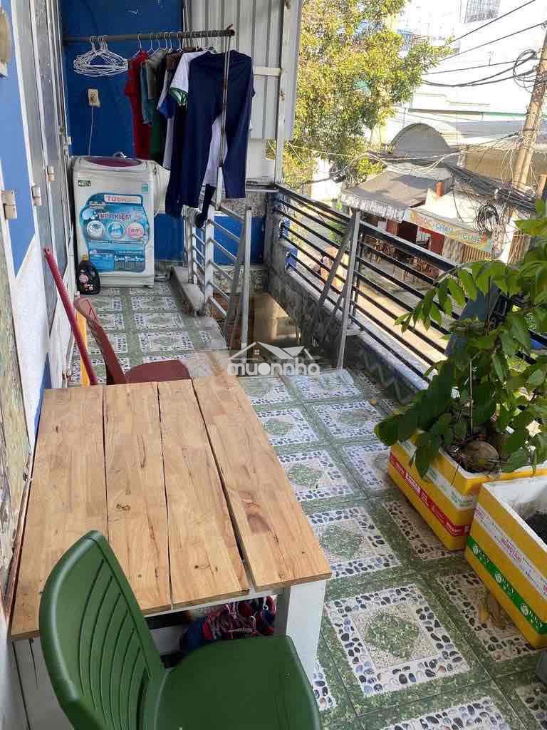 Trước nhà 4m cách 20m ra 3/2 đầu 3m1 nở ngang 7m5 dài 15m trệt lầu c